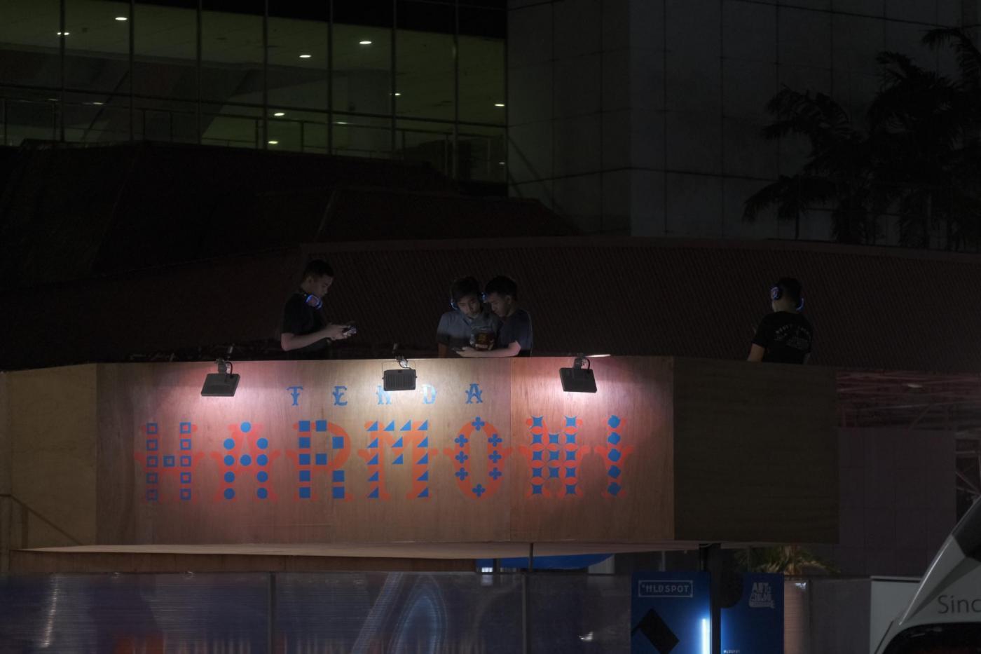 4 orang pemuda menggunakan headphone di MLDSPOT Art & Sound Experience